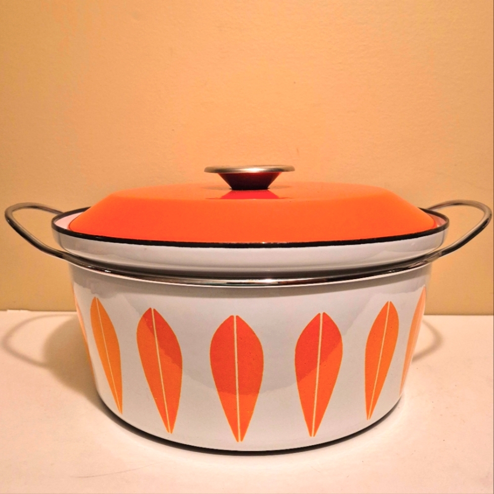 Vintage Catherine Holme Norway Dutch Oven Lotus Enamelware Pot
